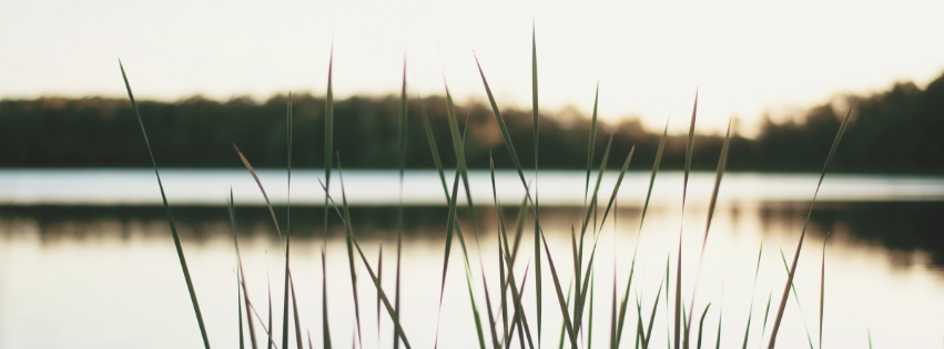 Ruhiger abendstimmung am see als Symbolbild innere Ruhe