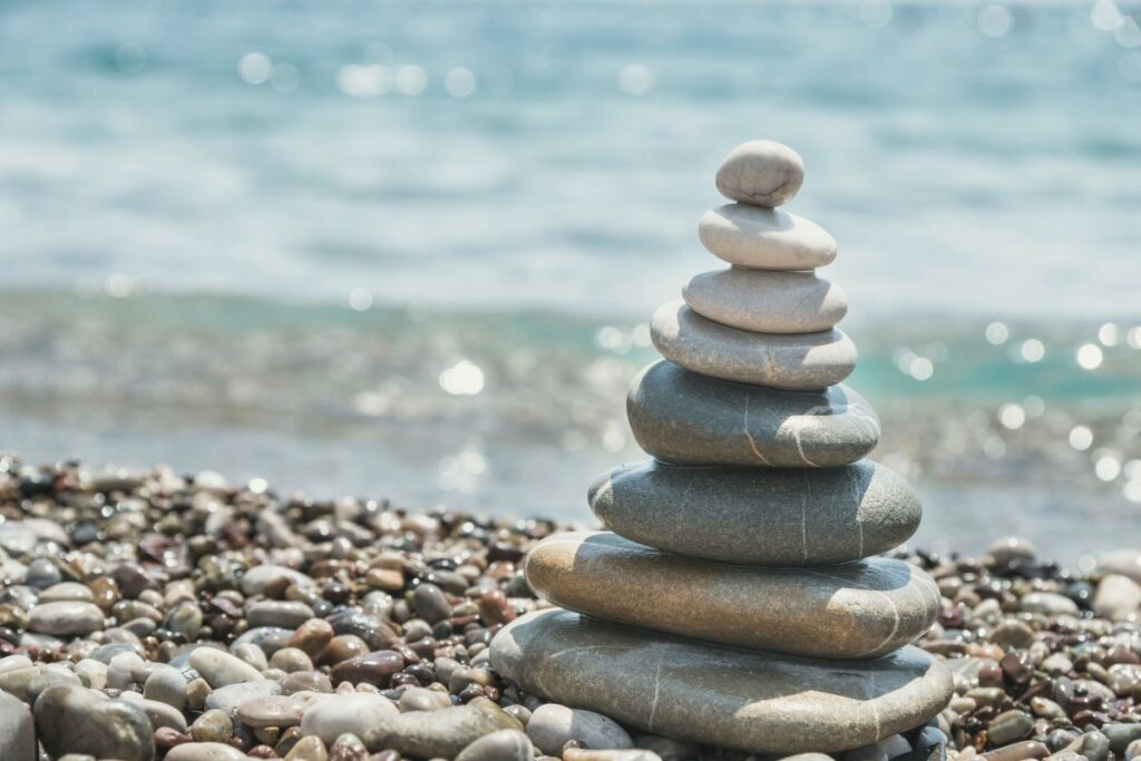 blogbeitrag steinturm Turm aus flachen Seteinen am Strand