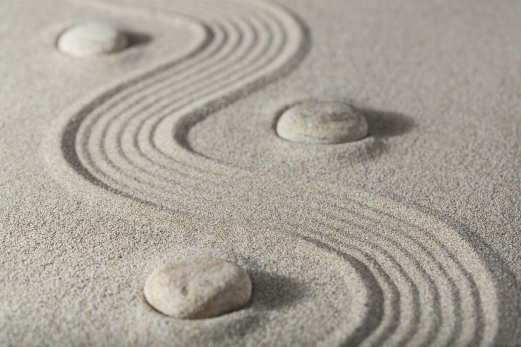 blogbeitrag zen sand Ausschnitt Zen-Garten mit Spuren im Sand und Steinen